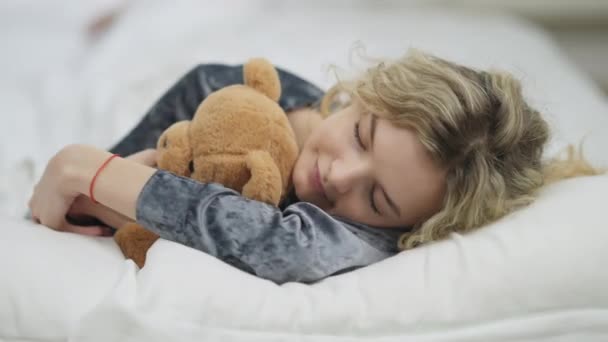 Detailní záběr portrét šťastné uvolněné usměvavé ženy spící v pohodlné bílé posteli ráno. Carefree Kavkazská dáma těší sen v ložnici doma. — Stock video