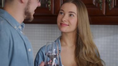 Yakışıklı, beyaz bir kadın, bir adama aşık, kadeh tokuşturup, içki içen. Sevgililer Günü 'nü sevgilisiyle kutlayan gülümseyen kız arkadaşın portresi.