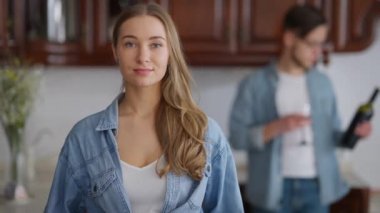 Mutlu genç bir kadının portresi elinde şarap şişesi olan adama bakıp gülümseyen adama bakıyor. Evde erkek arkadaşı olan neşeli, zayıf, çekici, beyaz bir kız arkadaş. Mutluluk kavramı.