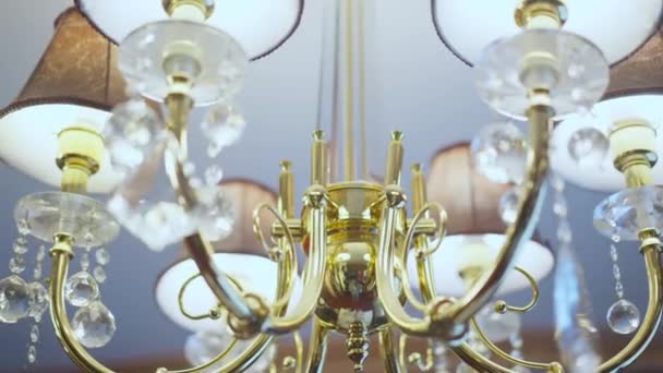 Lustre luxueux en chambre d'hôtel ou maison riche à l'intérieur. Luminaire intérieur de luxe. Luxe et décoration design. — Video