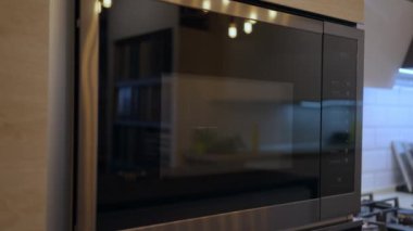Ev aletleri dükkanında yakın çekim modern fırın. Yemek pişirmek için siyah paslanmaz çelik alet. Ev eşyaları..