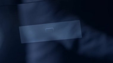 Modern fırında, kadın elinin ön taraftan açılıp kapandığı yakın temassız bir dokunmatik ekran. Mağazada ev aletlerinin işlevselliğini gösteren tanınmayan bir kadın..