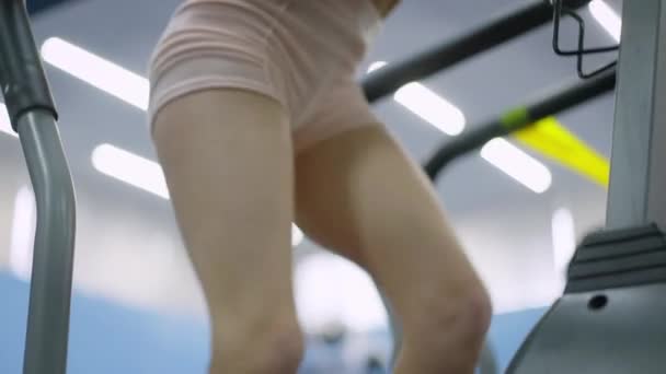 Caméra monte en forme mince jeune femme blonde travaillant sur la machine d'exercice dans la salle de gym. Concentré motivé Caucasien millénium sportive formation sur stepper à l'intérieur. Concept de sport cardio. — Video