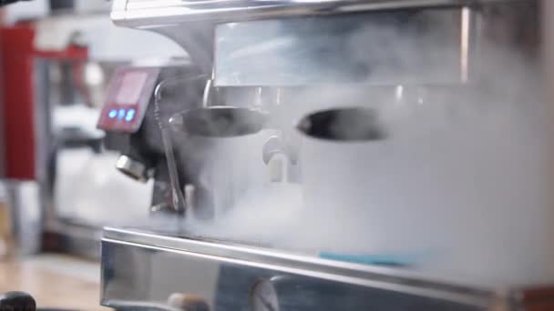 Máquina de café de limpieza de vapor y leche al vapor en el restaurante cafetería. Profesional irreconocible barista preparación caliente fresco capuchino latte. — Vídeo de stock