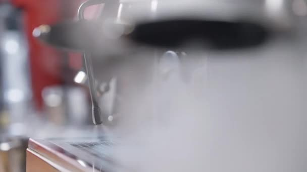 Limpieza automática por vapor de la máquina de café. Concepto de mantenimiento y cuidado del equipo. — Vídeo de stock