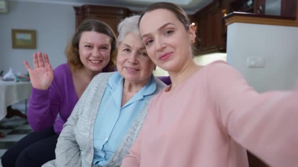 Selfie kamera POV veselých multigeneračních žen, které si doma berou selfie. Pozitivní kavkazské setkání seniorů a mladých žen o víkendu s úsměvem a fotografováním. — Stock video