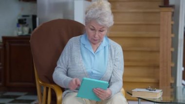 İnternette iç çekerek sörf yapan Kafkasyalı son sınıf öğrencisi. Kafası karışmış kadın emeklilerin modern teknolojilerde ustalaşmış portresi evdeki oturma odasında oturuyor. Yaşlanma ve ilerleme.