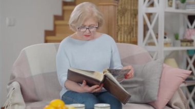 Gözlüklü, beyaz, emekli bir kadın. Kapanış albümünün kapanışını seyrediyor. Oturma odasında iç çekiyor. Kafkasyalı üzgün, güzel bir kadının anılarını hatırlatan portresi. Nostalji ve yaşlanma kavramı.