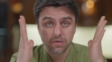 Kafasından vurularak öldürülen Kafkasyalı bir adamın kafasından vurularak öldürülmesi. Evdeki üzgün, bitkin, sorunlu adamın yakın plan görüntüsü. Hüsran ve tükenme kavramı.