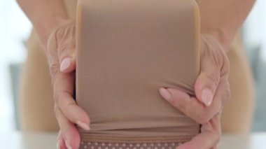 Dikkatli eller, daha kolay ev uygulaması için yükleme çerçevesine tıbbî sıkıştırma çorabı gerer