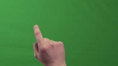 İnsan elini kaldır ve işaret parmağını kaldır. Sanal bir sayfaya ya da dokunmatik bir ekrana bakıyormuş gibi hareket et. Bileşik arayüz için yeşil krom anahtar arkaplanda izole edildi.