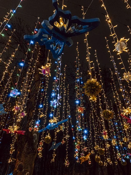Invierno Brillante Decoración Navidad Calle Guirnaldas Navidad Sobre Fondo Oscuro — Foto de Stock