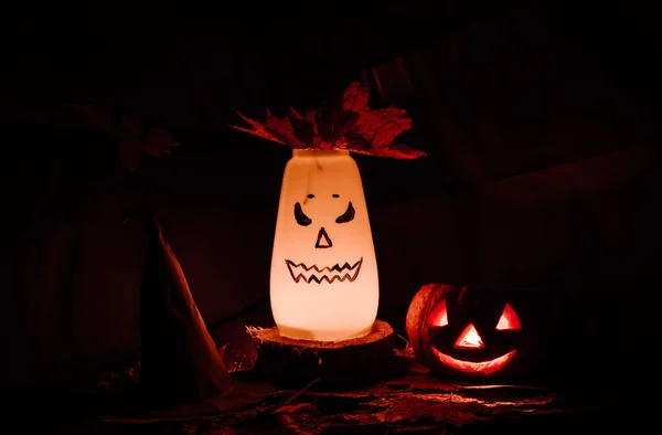 Lâmpadas Brilhantes Com Rostos Terríveis Fundo Escuro Cartão Halloween — Fotografia de Stock