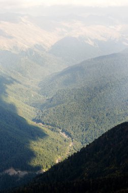Rosa Khutor Kayak Tatil Köyü, Sochi, Rusya 'dan görüntüler. Roza Pik, 2320 metre yükseklikte yer alan Aibga dağ sırasının zirvesidir..