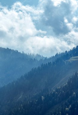 Rosa Khutor Kayak Tatil Köyü, Sochi, Rusya 'dan görüntüler. Roza Pik, 2320 metre yükseklikte yer alan Aibga dağ sırasının zirvesidir..