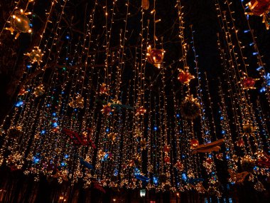 Kış ışıldayan sokak Noel süsleri. Karanlık bir arka planda Noel çelenkleri