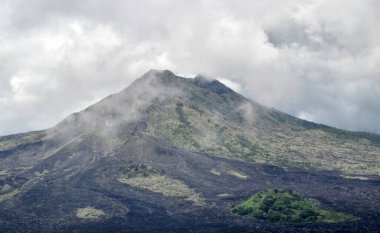 Gunung Batur, Bali 'nin tropik adasında aktif bir volkandır. Volkanın yüksekliği 1717 metredir.