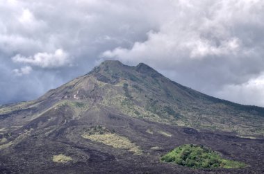 Gunung Batur, Bali 'nin tropik adasında aktif bir volkandır. Volkanın yüksekliği 1717 metredir.