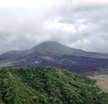 Gunung Batur, Bali 'nin tropik adasında aktif bir volkandır. Volkanın yüksekliği 1717 metredir.