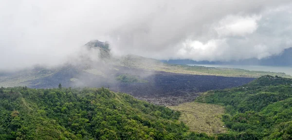 贡贡巴图尔火山是热带巴厘岛的活火山 这座火山的高度是1717米 — 图库照片