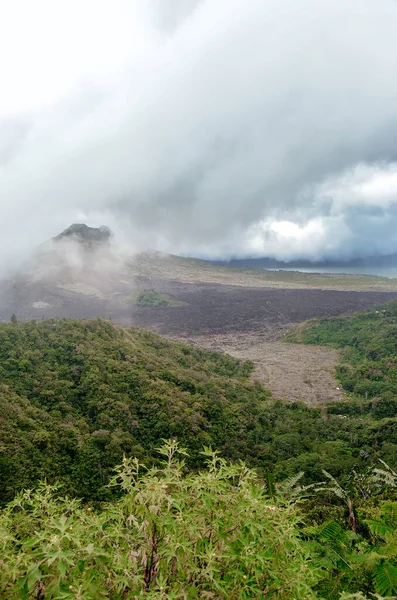 贡贡巴图尔火山是热带巴厘岛的活火山 这座火山的高度是1717米 — 图库照片