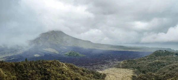 贡贡巴图尔火山是热带巴厘岛的活火山 这座火山的高度是1717米 — 图库照片