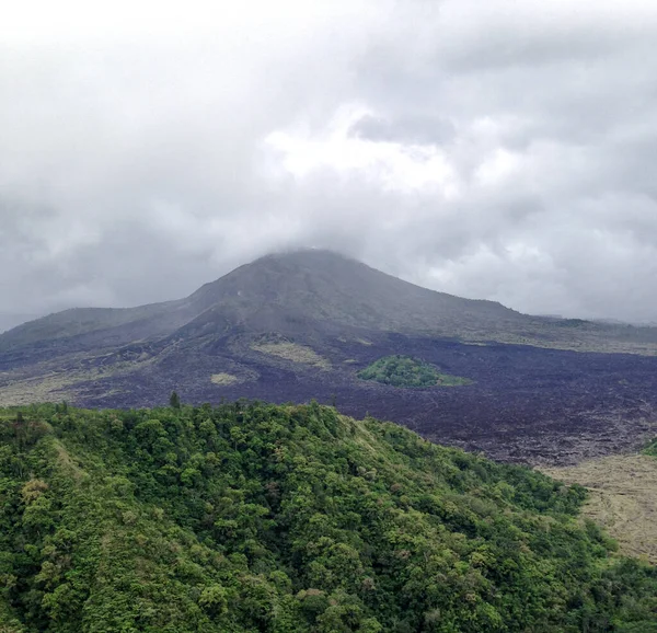 贡贡巴图尔火山是热带巴厘岛的活火山 这座火山的高度是1717米 — 图库照片