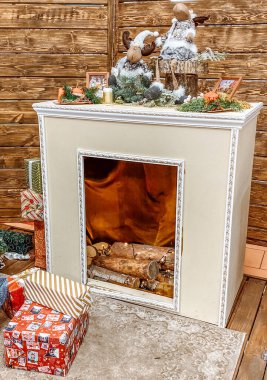 Madalyalı Noel ağacı. Yakın plan. Noel ağacının yanındaki şöminede hediyeler.