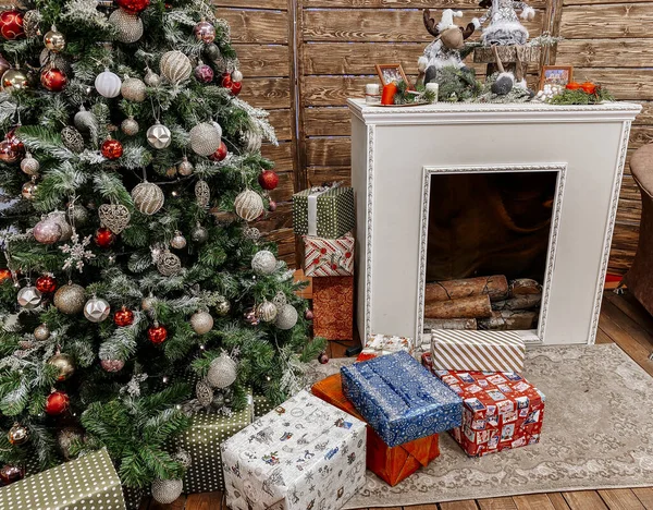 Διακοσμημένο Χριστουγεννιάτικο Δέντρο Κοντινό Πλάνο Τζάκι Δίπλα Στο Χριστουγεννιάτικο Δέντρο Εικόνα Αρχείου