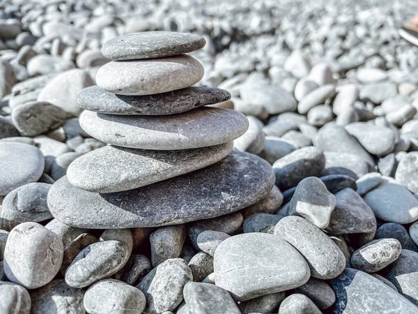 Schöne Abstrakte Hintergrundmuster Mit Großen Grauen Kieselsteinen Steinpyramide — Stockfoto