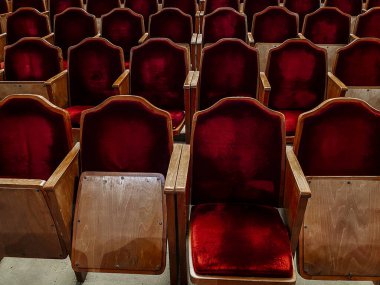 Konserden önce boş tiyatro salonu. Tiyatroda kırmızı koltuklar.