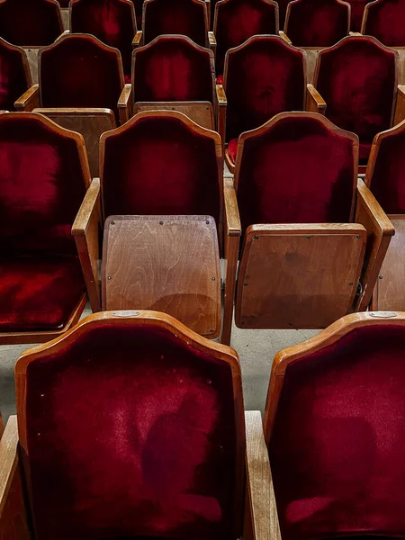 Δειο Θέατρο Πριν Συναυλία Σειρές Κόκκινων Καθισμάτων Στο Θέατρο Εικόνα Αρχείου