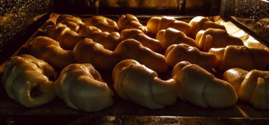 Ev yapımı hamur işi. Kruvasan pişirme sürecinde. Kruvasanlar fırında.