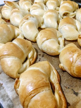 Ev yapımı hamur işi. Pişirme sürecinde kruvasanlar