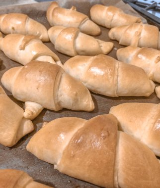 Ev yapımı hamur işi. Pişirme sürecinde kruvasanlar