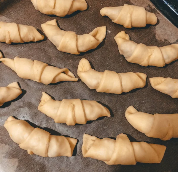 Pasticceria Fatta Casa Croissant Nel Processo Cottura — Foto Stock