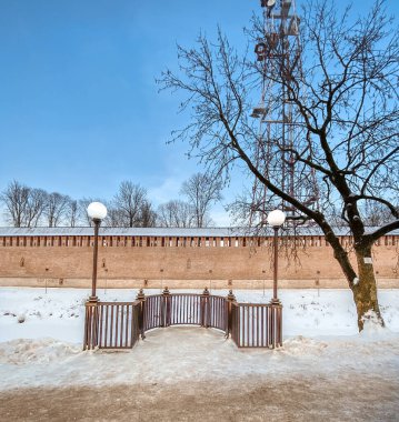 Rusya 'nın tarihi Smolensk şehir merkezi. Smolensk 'teki Kremlin' in eski kale duvarı