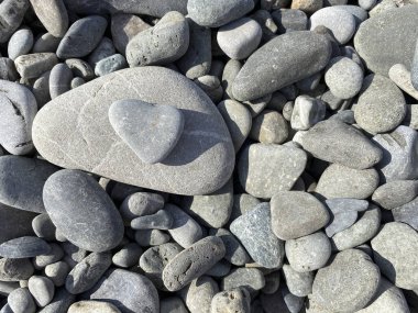 Büyük gri çakıl taşları olan güzel soyut bir arka plan deseni var.