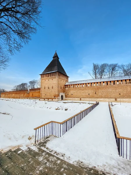 ロシアのスモレンスクの歴史的な街の中心部 スモレンスクのクレムリンの古い城の壁 — ストック写真