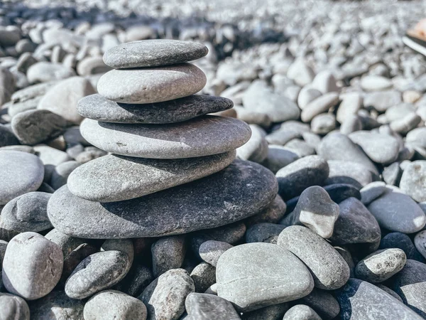 Schöne Abstrakte Hintergrundmuster Mit Großen Grauen Kieselsteinen Steinpyramide — Stockfoto