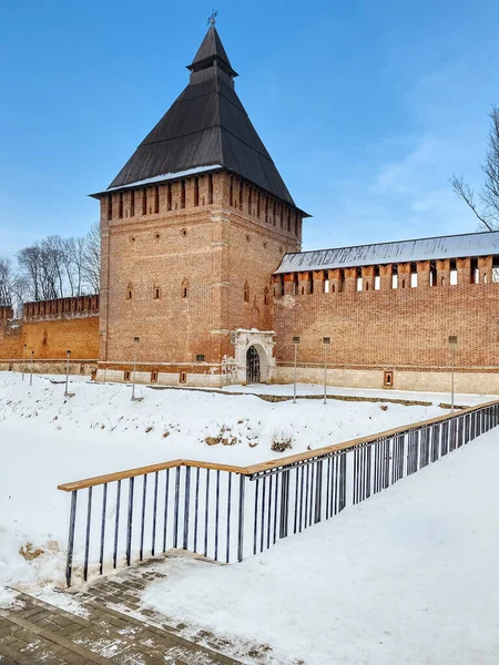 ロシアのスモレンスクの歴史的な街の中心部 スモレンスクのクレムリンの古い城の壁 — ストック写真