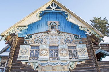Smolensk bölgesindeki Talashkino müzesinde (tarihi ve mimari kompleks Teremok) Izba-Teremok. Üstyonovo (Talashkino) köyü. - Rusya. Kış 