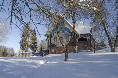 Smolensk bölgesindeki Talashkino müzesinde (tarihi ve mimari kompleks Teremok) Izba-Teremok. Üstyonovo (Talashkino) köyü. - Rusya. Kış 
