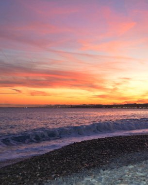 Fransız Rivierası 'nda gün batımı (Cote d' Azur). Çakıl taşı plajı. Güzel. 