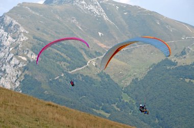 Bir paraglider üzerinde uçmak. Monte Baldo Dağı manzarası, İtalya, yüksek bir yerden.