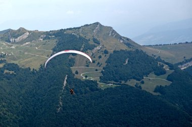 Bir paraglider üzerinde uçmak. Monte Baldo Dağı manzarası, İtalya, yüksek bir yerden.