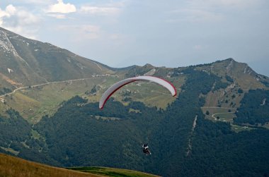 Bir paraglider üzerinde uçmak. Monte Baldo Dağı manzarası, İtalya, yüksek bir yerden.