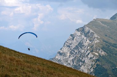 Bir paraglider üzerinde uçmak. Monte Baldo Dağı manzarası, İtalya, yüksek bir yerden.