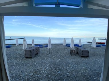 Deniz kenarında kapalı özel bir bungalov. Bungalovlu, deniz manzaralı çakıl oteli plajı 