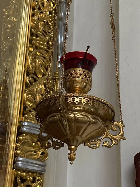 아이콘 램프에 교회의 등잔이다 종교적 소지품이다 금도금 보관인 유리로 아이콘 — 스톡 사진